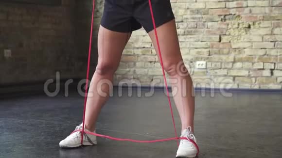 健身女用阻力橡皮筋健身视频的预览图