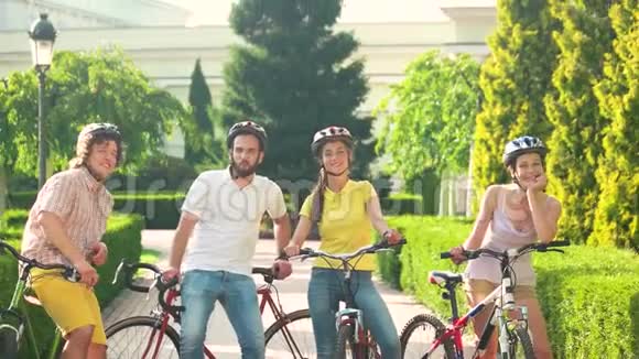 一群快乐的骑自行车的人在休息时交谈视频的预览图