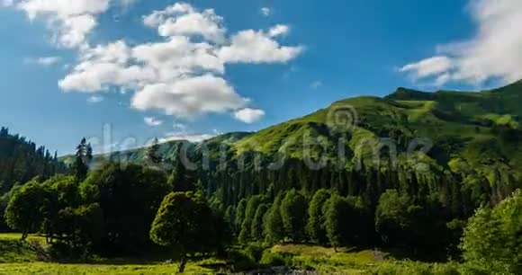 时间流逝美丽的高地景色绿色的草地美丽的山景视频的预览图