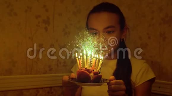 带生日蜡烛的12岁白种人少女视频的预览图