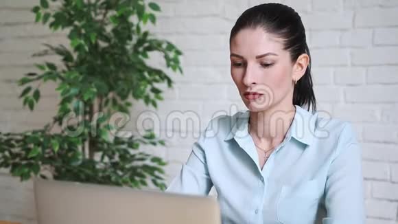 愤怒的年轻女商人大声喊叫她的笔记本电脑视频的预览图
