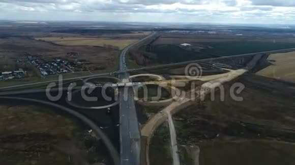 在建高速公路的空中无人视野道路施工时间推移视频的预览图