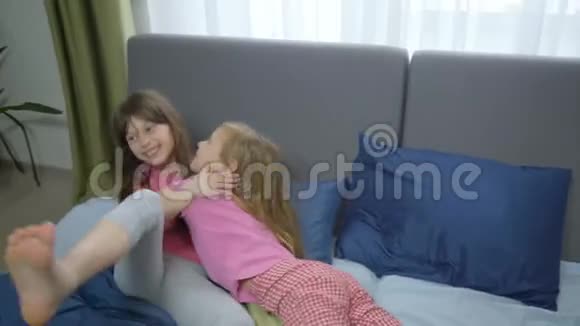 有趣的姐妹在床上胡闹视频的预览图