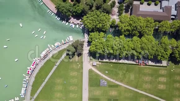 在夏季阳光明媚的一天乘坐旅游船绿树和房屋的城市运河的高空景观行动美丽美丽视频的预览图