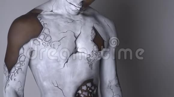 有趣的画一个非洲人的身体视频的预览图