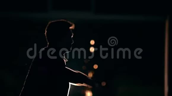 三轮车运动手踢夜间灯泡视频的预览图