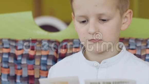 帅哥小男孩正在看菜单在咖啡馆里看到是的视频的预览图