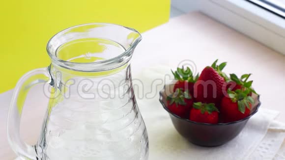牛奶倒进花瓶里的草莓旁边的玻璃瓶视频的预览图