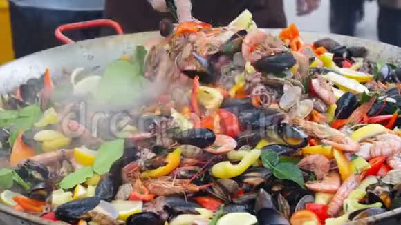 国家和街头食品概念大型海鲜锅视频的预览图