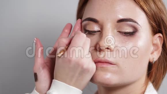 化妆师用深色眼线强调眼睛的特写镜头视频的预览图