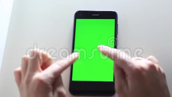 女人手用hroma键的手机视频的预览图