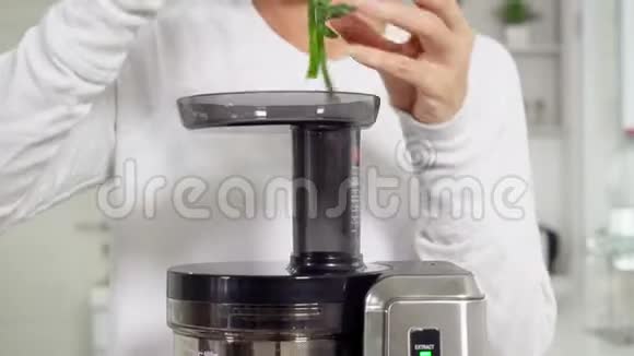 女人用榨汁机做蔬菜汁视频的预览图