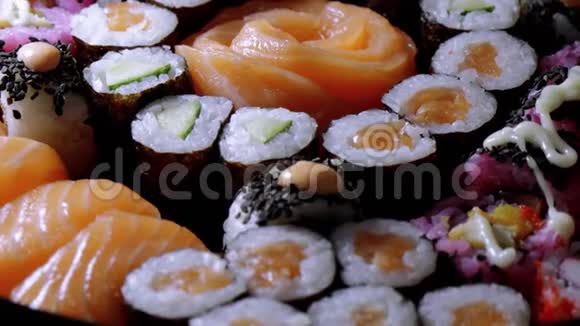 典型的亚洲食物大盘子里各种不同的寿司视频的预览图
