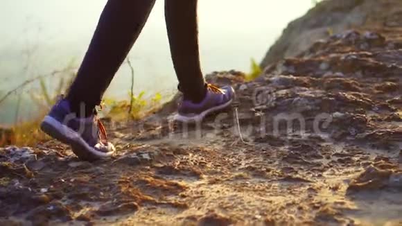 在岩石小径上行走的游客的脚部视频的预览图