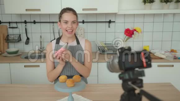 现代女性拍摄了一段制作甜点蛋糕过程的视频视频的预览图