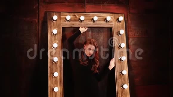 红发美女在地下墙的背景下摆姿势视频的预览图
