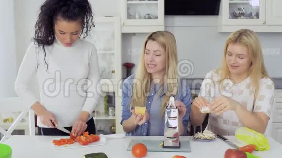 最好的白种人女朋友在家厨房做沙拉视频的预览图