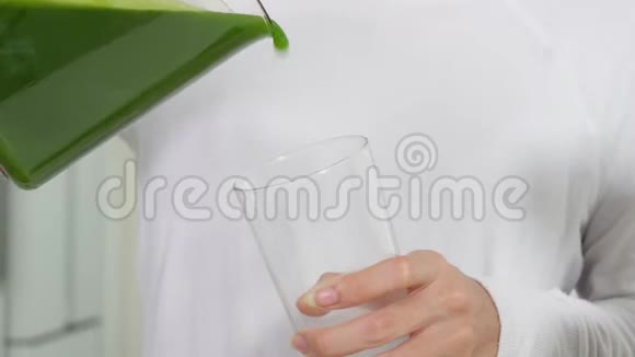 女人往杯子里倒蔬菜汁视频的预览图