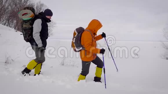 一队两个人去探险北方条件艰苦每一步都是危险和困难的视频的预览图