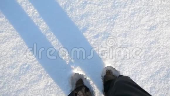 从雪地行走看人的腿视频的预览图