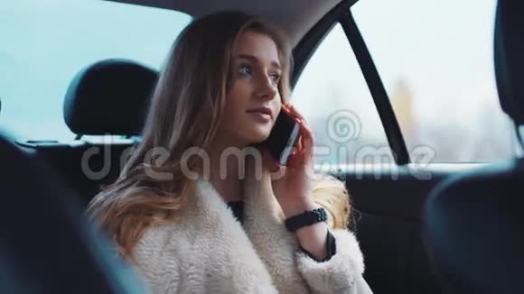 漂亮聪明的女人和她的伴侣讨论重要的任务她在开车上班的时候打电话给她视频的预览图
