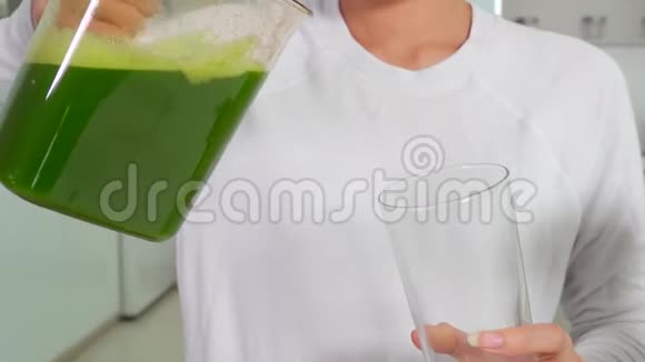 无名女子倒菜汁视频的预览图