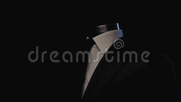 古典男子西装白色衬衫和一个正式的领带在阿泰利耶点燃了一个移动的聚光灯慢慢视频的预览图