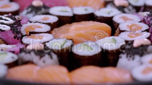 典型的亚洲食物大盘子里各种不同的寿司视频的预览图