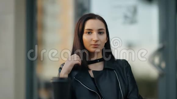 一个女人坐在咖啡馆里的慢镜头肖像视频的预览图