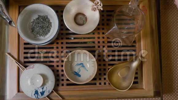 大师将热水倒在碗里上面有绿茶茶道仪式视频的预览图