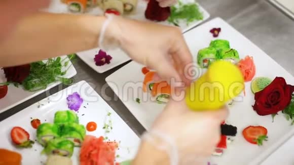 在白色盘子上用酱汁装饰各种美味寿司视频的预览图