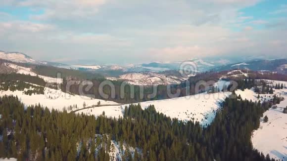 冬天的山景喀尔巴阡山丘陵和村庄全景视频的预览图
