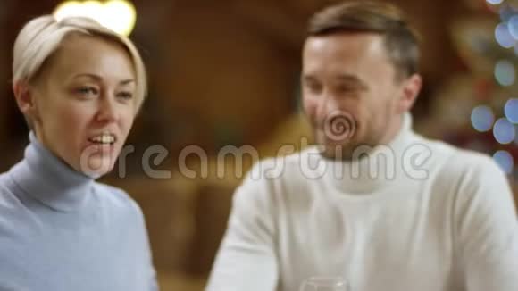 圣诞餐桌旁的幸福夫妻视频的预览图