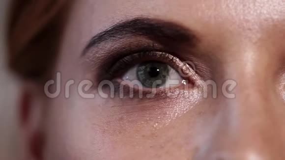 近距离拍摄成年女子的灰蓝色眼睛她眨着眼睛闭上眼睛视频的预览图