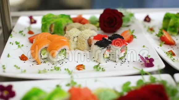 滑翔相机全景美味寿司美化与草莓沙拉和生姜为一面视频的预览图