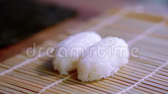 准备黑吉里寿司新鲜三文鱼米饭视频的预览图