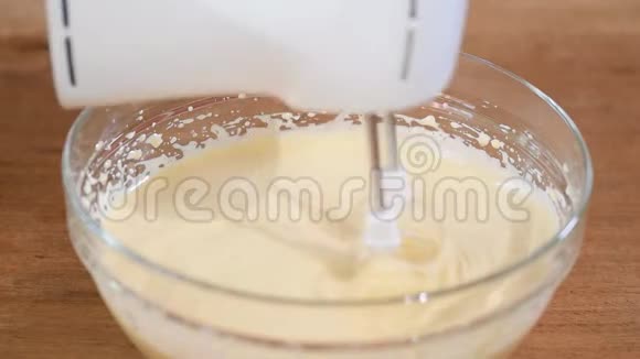 将面团与马达搅拌器混合在碗中烘焙原料混合碗中的混合原料准备甜食视频的预览图