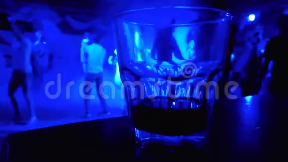 无法辨认的人在一杯饮料的五颜六色的背景下跳舞视频的预览图