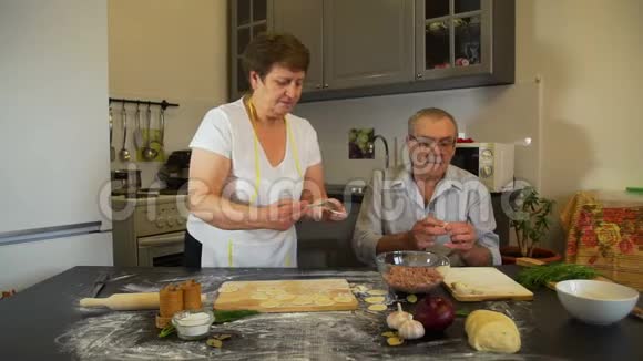做肉饺子的老人视频的预览图