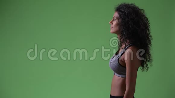 年轻漂亮的西班牙裔女性准备去健身房视频的预览图