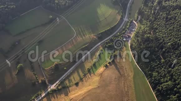 鸟瞰德国的道路和田野视频的预览图