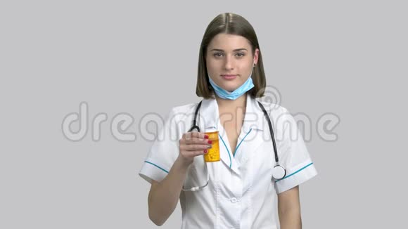 医生拿着一瓶处方药视频的预览图