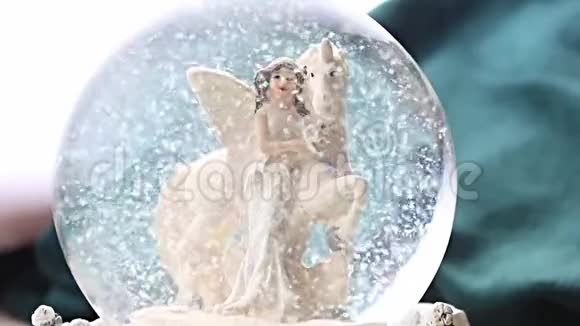 雪球麒麟精灵冬天视频的预览图