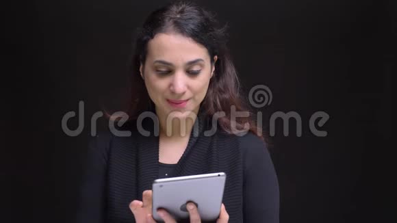 用平板电脑拍摄成年快乐白种人女性的特写肖像并用绿色屏幕拍摄微笑视频的预览图