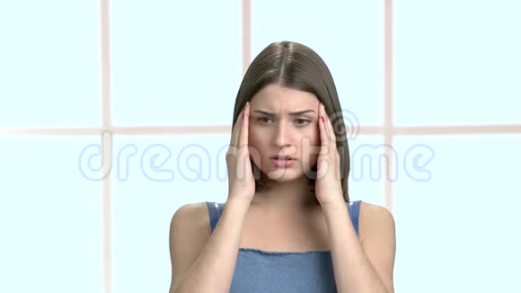 年轻的女人感到强烈的头部疼痛视频的预览图