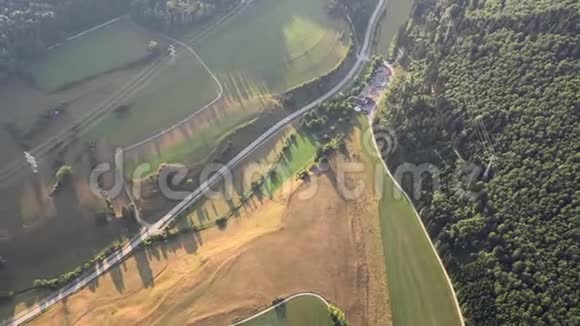 鸟瞰德国的道路和田野视频的预览图