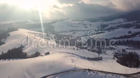 冬天的山景喀尔巴阡山丘陵和村庄全景视频的预览图