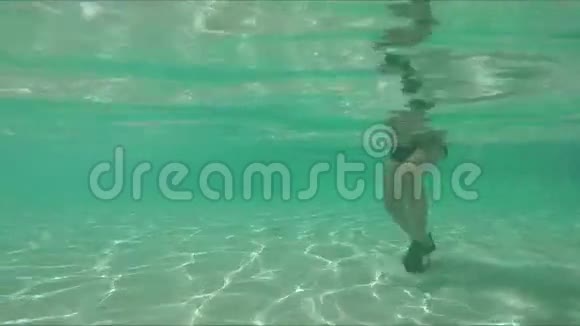 小男孩正在水下游泳视频的预览图