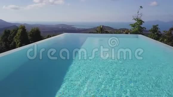 带海景的豪华无限边缘游泳池视频的预览图