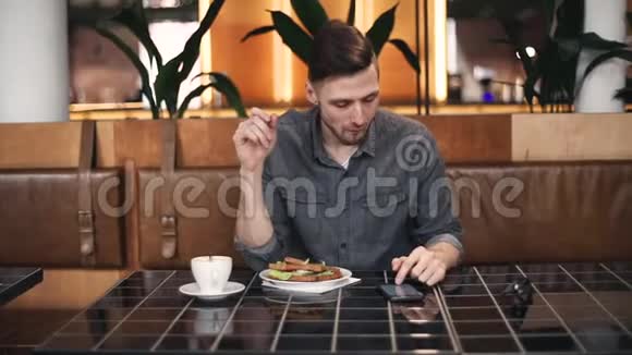 自由职业者在自助餐厅吃饭视频的预览图